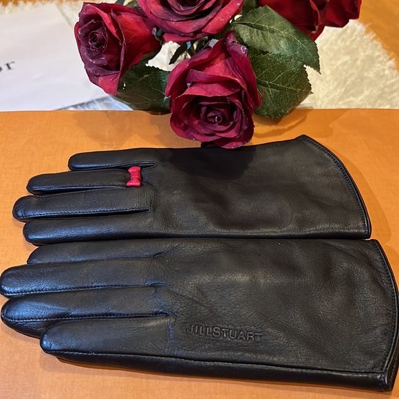 Elegant Gloves. Chic and warm. Size Small. - Picture 3 of 5